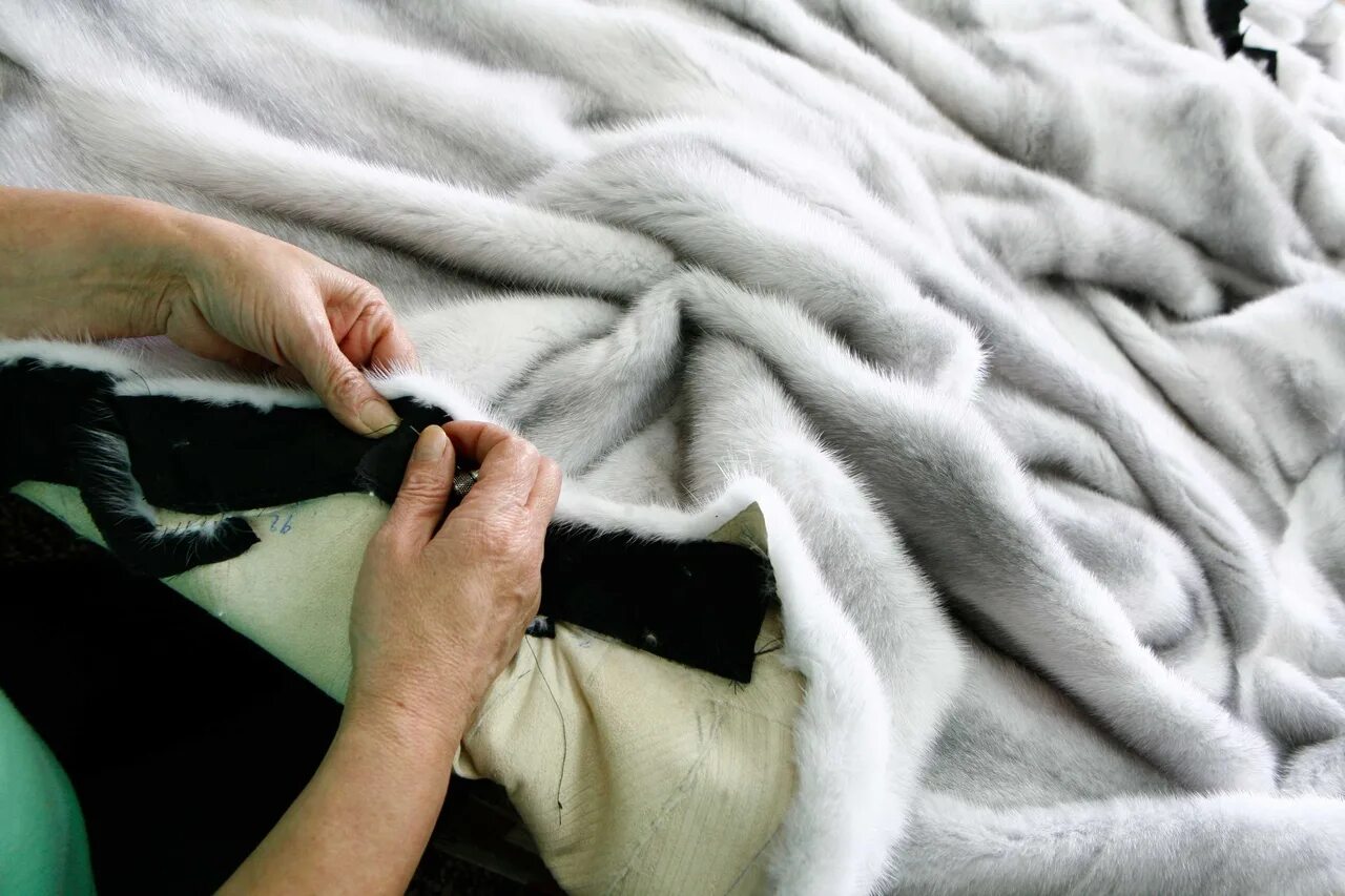 Реставрированные меховые изделия. Ремонт шуб одежды. Акция на ремонт шуб. Мех мех из мехового интерната. Ремонт шуб одежды.