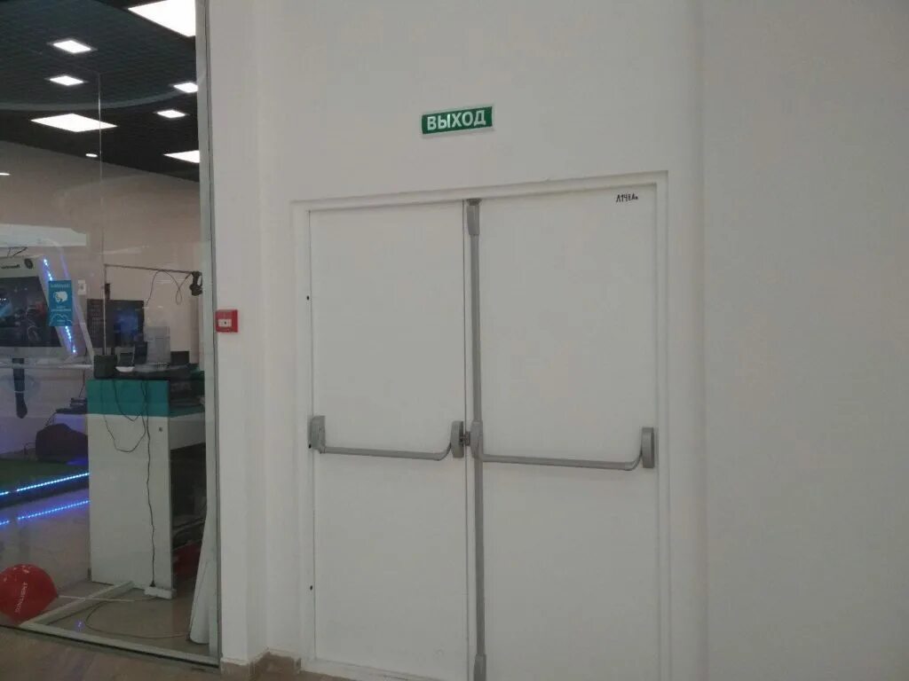 Эвакуационные двери должны открываться. Эвакуационная дверь. Эвакуационные алюминиевые двери. Противопожарные двери в ТЦ. Фурнитура двери эвакуационного выхода.