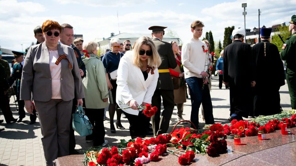 Возложить гвоздику. Возложение гвоздик. Акция красная гвоздика возложение цветов. Вечный огонь Дмитров. Белые гвоздики возложение.