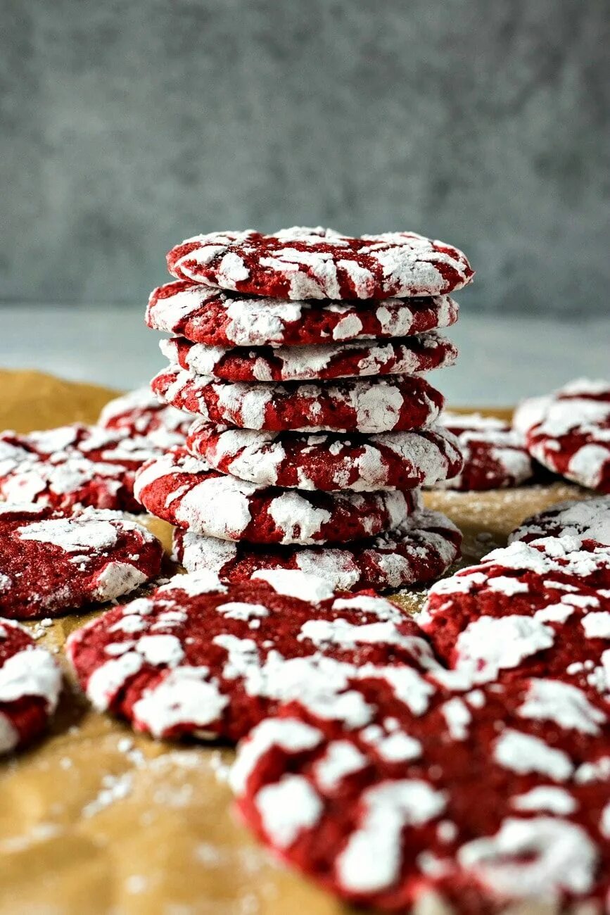 Red cookies. Печенье ред вельвет. Печенье кукис ред вельвет. Мраморное печенье красный бархат. Мраморное печенье красные.