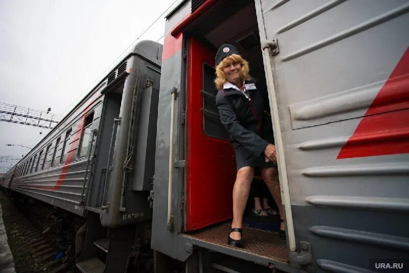 Проводницы. Школьники избили сверстника. Скончался человек в поезде уфа. Поезда для детей. Парень в поезде.