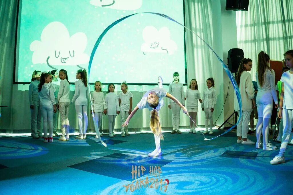 Тула группа современных танцев. Лидер дэнс астрахань. Аст данс астрахань. Танцевальный центр лидер дэнс астрахань. Современные танцы астрахань.