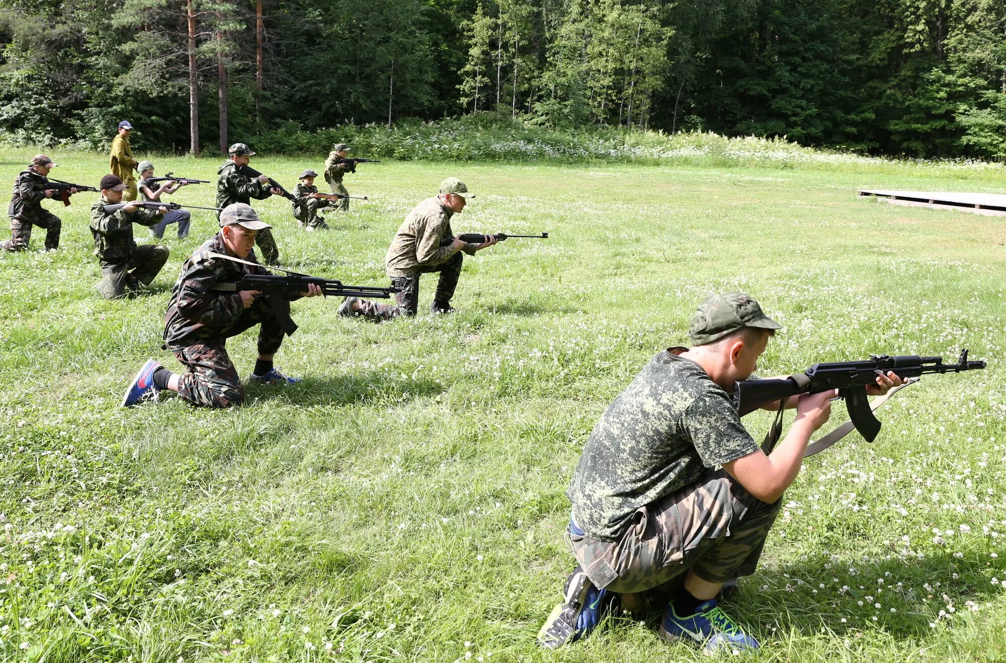 Армейских условиях. Полевой лагерь военнослужащих вс РФ. Военно полевой лагерь. Военно-спортивные лагеря в США. Лагерь солдат.