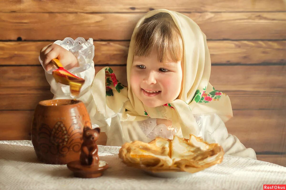 Дети пекут блины на масленицу. Масленица. Блины. Фотосессия на Масленицу детей. Девочка с блинами. Фотосессия детская с блинчиками.