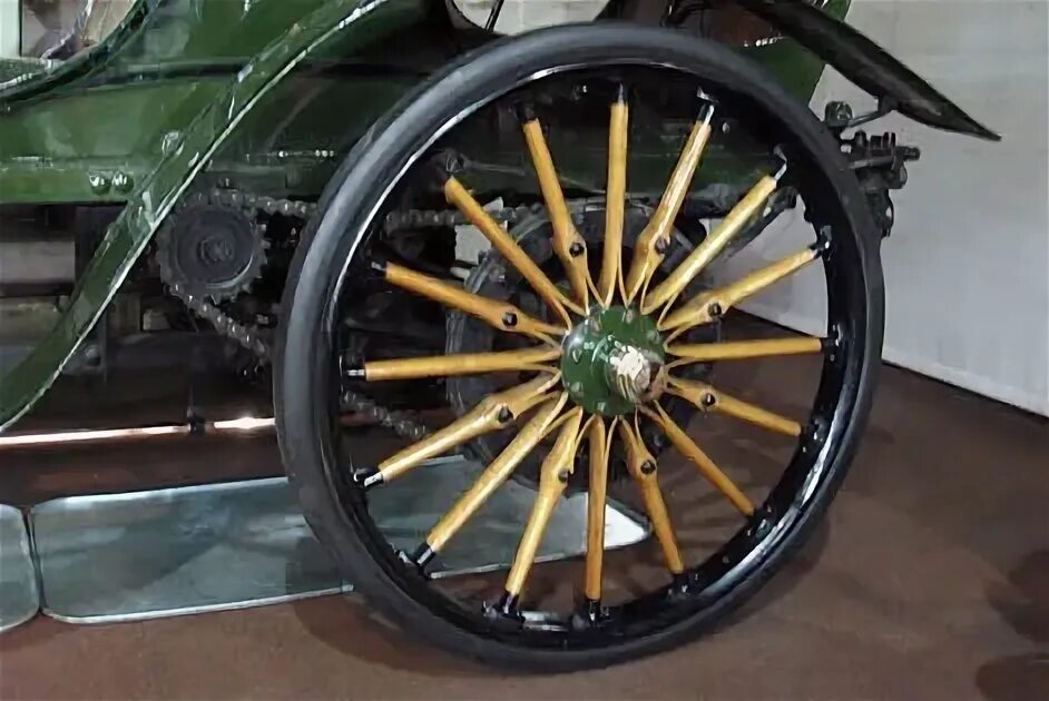 Колеса первых автомобилей. Первые резиновые колеса. Первое автомобильное колесо. Автомобиль на деревянных колесах.
