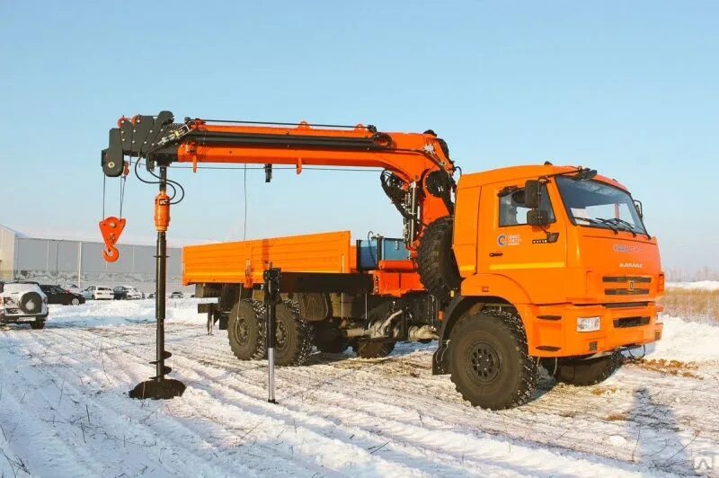 Манипулятор на шасси. Камаз 43118 манипулятор с бурилкой. шасси камаз 43118. бкм камаз 43118. кму hangil 976.
