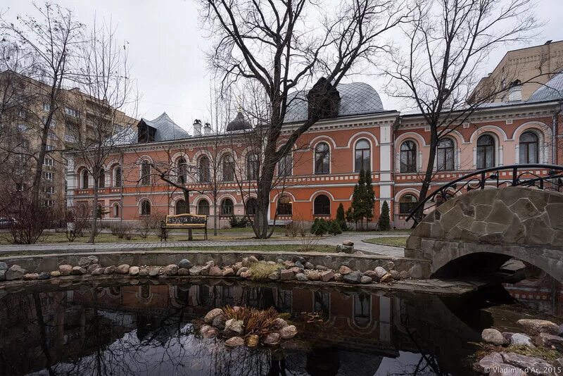 Подворье троицкой сергиевой лавры. Подворье Троице-Сергиевой Лавры в Москве. Московское подворье Свято-Троицкой Сергиевой. Троицкое подворье в Москве. Троицкий храм подворье Троице-Сергиевой Лавры.