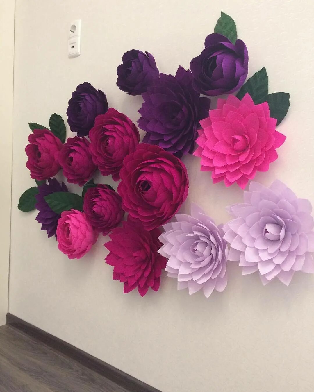 Бумажные цветы для декора. Объемные цветы на стену. Объемные цветы из бумаги. Объемные цветы для украшения. Как украсить объемной