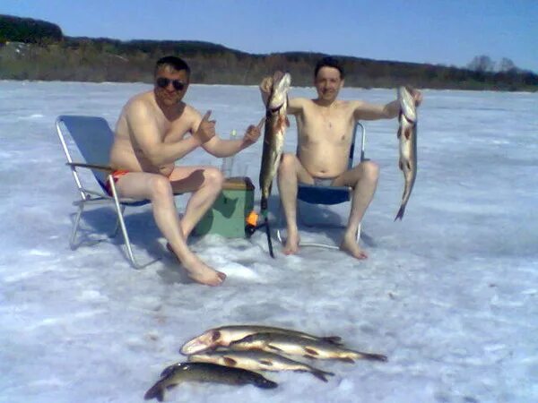 Рыбалка в холодной воде. Зимняя рыбалка приколы. Прелести зимней рыбалки. Рыбалка зимой приколы. Холодно на рыбалке.