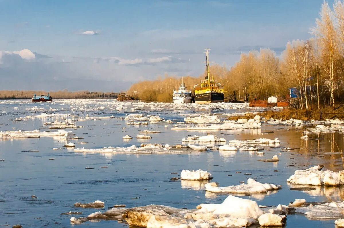 Ледоход в самаре. Апрель ледоход на реке. Ледоход на Енисее в Дудинке. Ледоход Калур. Ледоход на реке Чумыш.