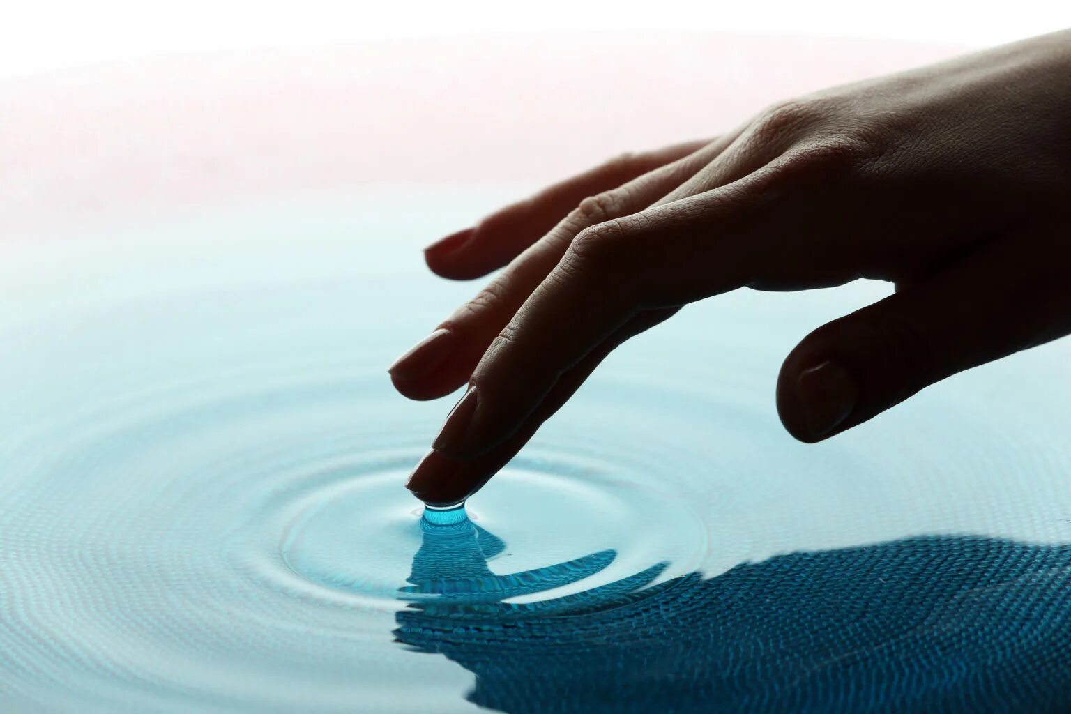 вода в ладонях. погружение руки в холодную воду. опустил руку в теплую воду. пальцы в ванночке. горячий лед опыт.