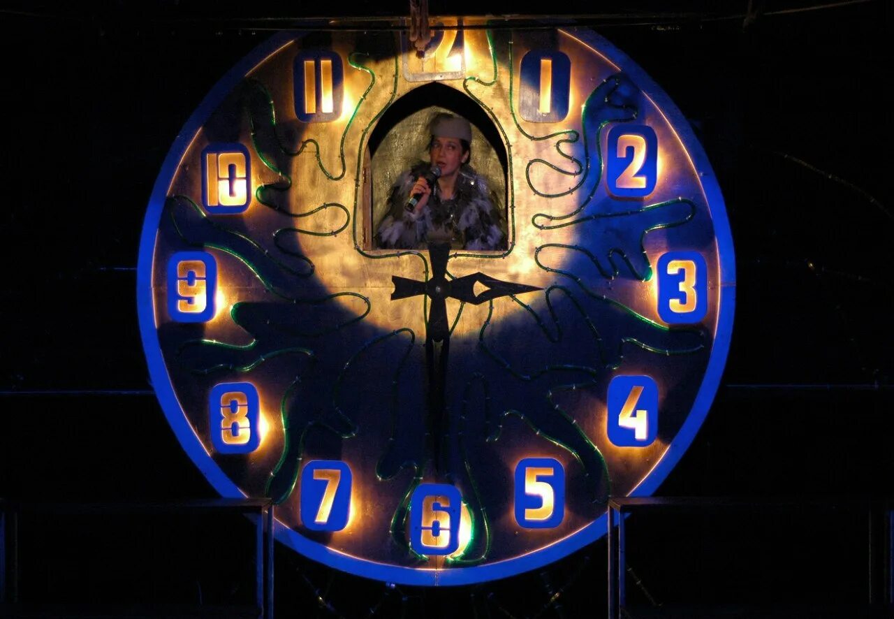 часы сказка. часы с кукушкой сказочные. декорация волшебные часы. сказка о потерянном времени. сказка о потерянном времени фильм 1964 мультфильм.