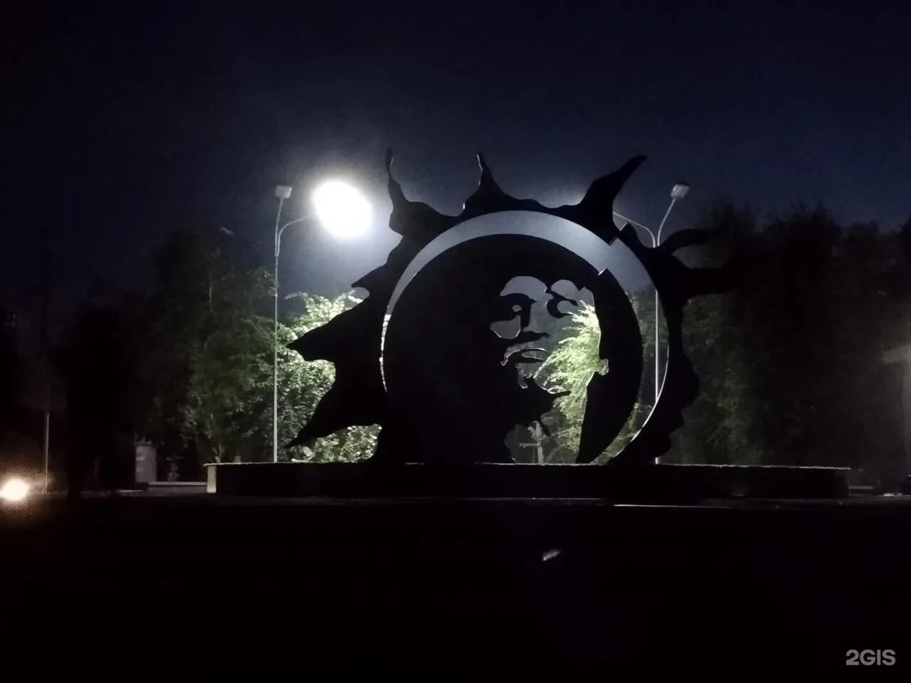 Караганда цой. Памятник цою в алматы. памятник виктору цою в алматы зимой. монумент цою в караганде. караганда памятник цою виктор цой.