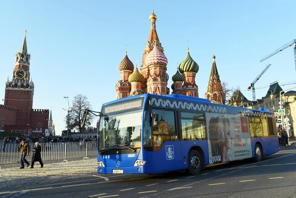 Автобусная экскурсия красная площадь. Транспорт Москвы. Московский общественный транспорт. Автобус Москва. Автобусы у Кремля.