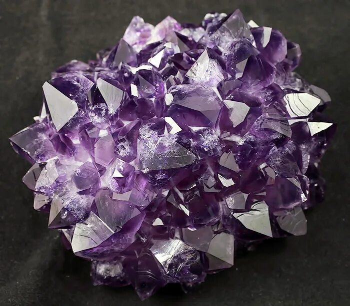 друза аметиста и кварца. природные кристаллы. кристаллы драгоценных камней. реальные кристаллы. халькантит минерал.