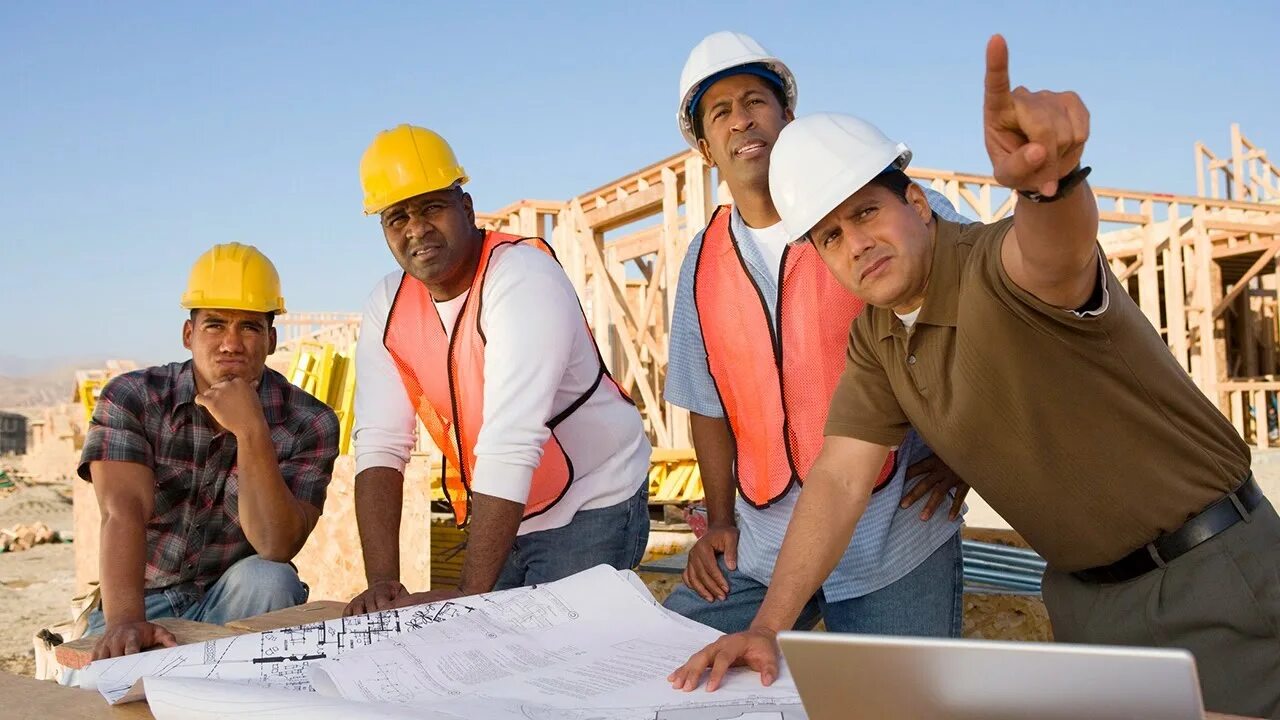 Workers load. Стройка и строители. Люди на стройке. Рабочие на стройке. Строитель на стройплощадке.