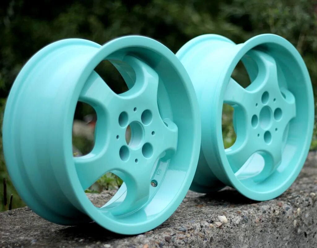 Диски в порошковой краске. Порошковая краска графит алюмохром. Желтые суппорта на черной машине. Желтая машина покраска дисков. Разноцветные диски.