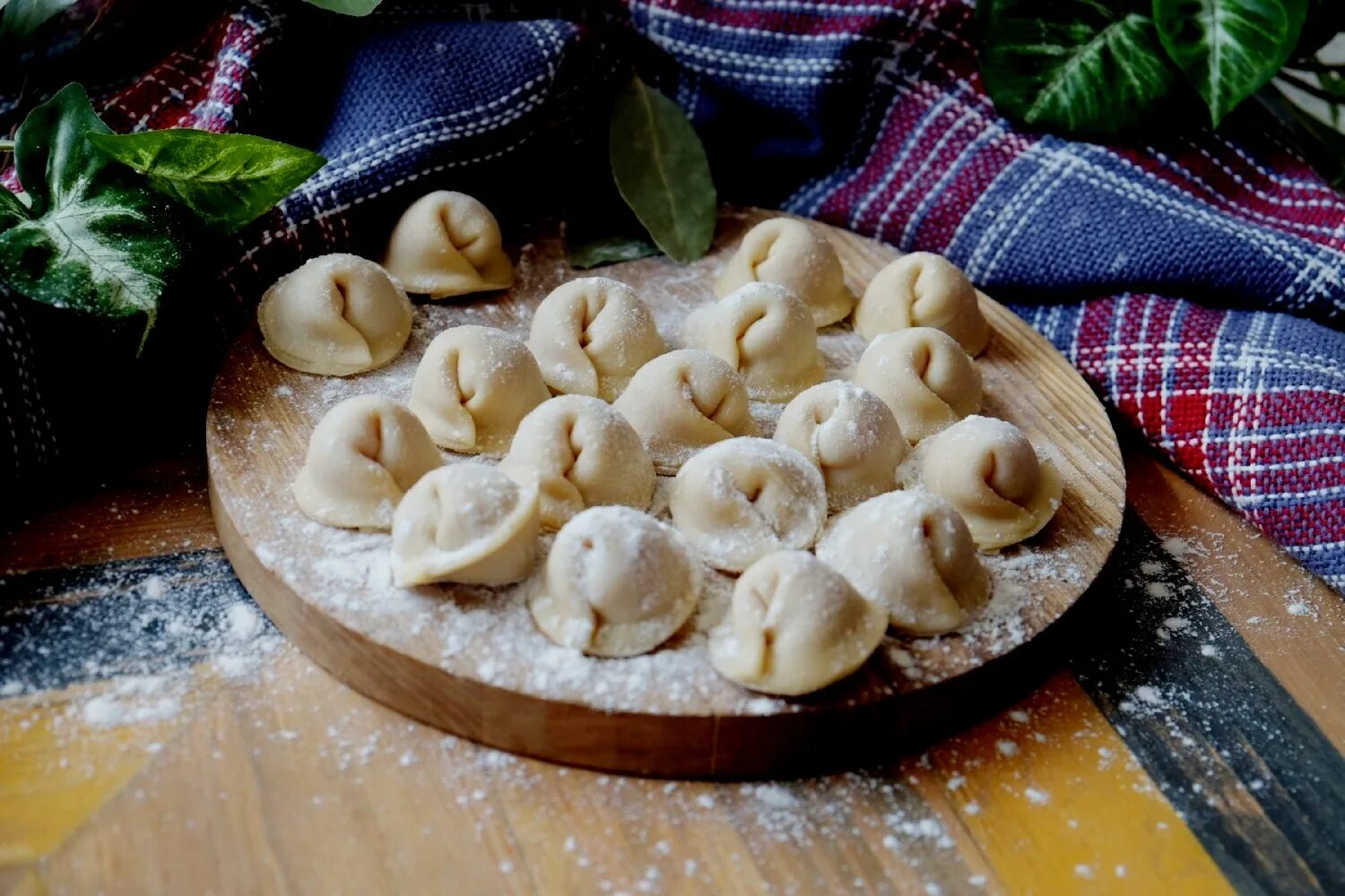 пельмени ручной работы. полуфабрикаты ручной лепки. лепка пельменей. пельмени полуфабрикаты. пельмени полуфабрикаты замороженные.