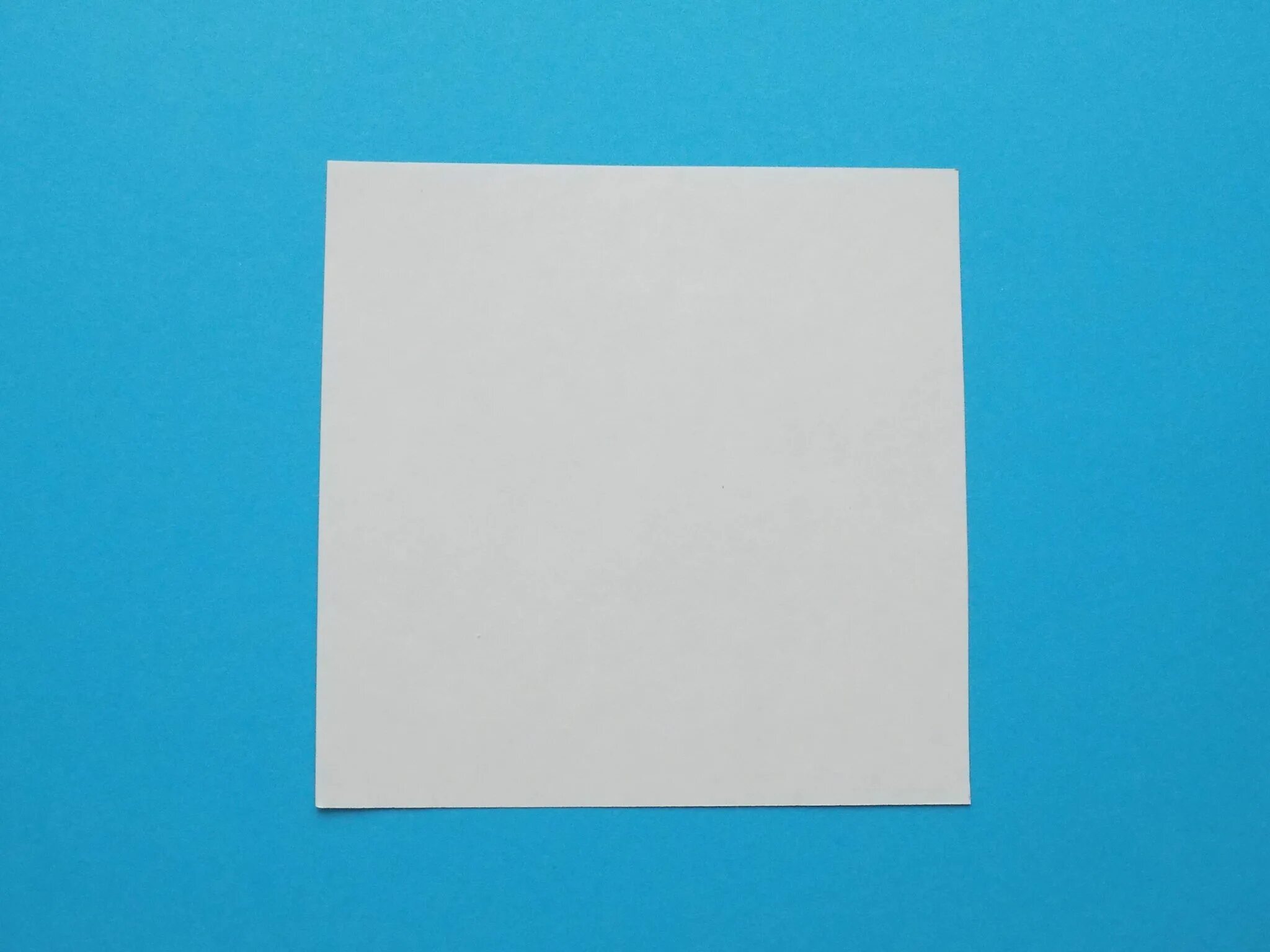 Лист бумаги квадратной формы со стороны. Квадратная бумага. Белая квадратная бумага. Квадратный белый лист бумаги. Квадрат на бумаге.