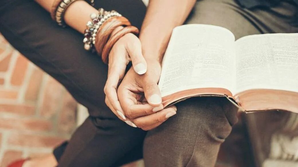 Так много книг о любви. Пара читает книгу. парочка с книгами. парень и девушка читают книгу. фотосессия с книжкой пара.