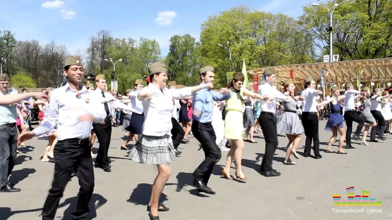 Танец на день победы в детском саду. Танцевальный флешмоб в парке. Танец на 9 мая флешмоб. Флэшмобы день Победы танец. Флешмоб 9 мая день Победы.