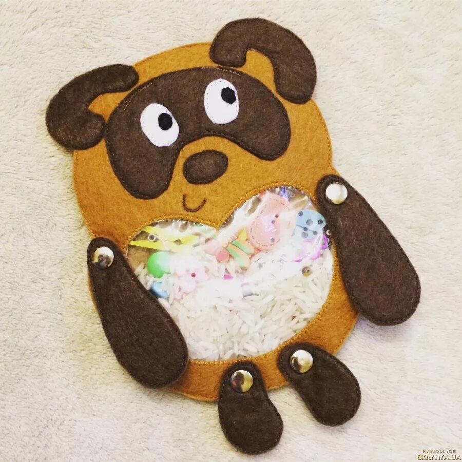 Аппликация винни пух. Винни пух из фетра аппликация. Сухое валяние из шерсти винни пух. Винни пух из шерсти. Игра искалочка из фетра.