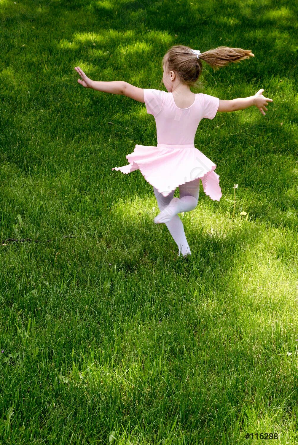 Девочка танцует дома 12 лет. Кружится в платье. Красивая девушка танцует. Маленькая танцовщица. Девочка танцует для детей.