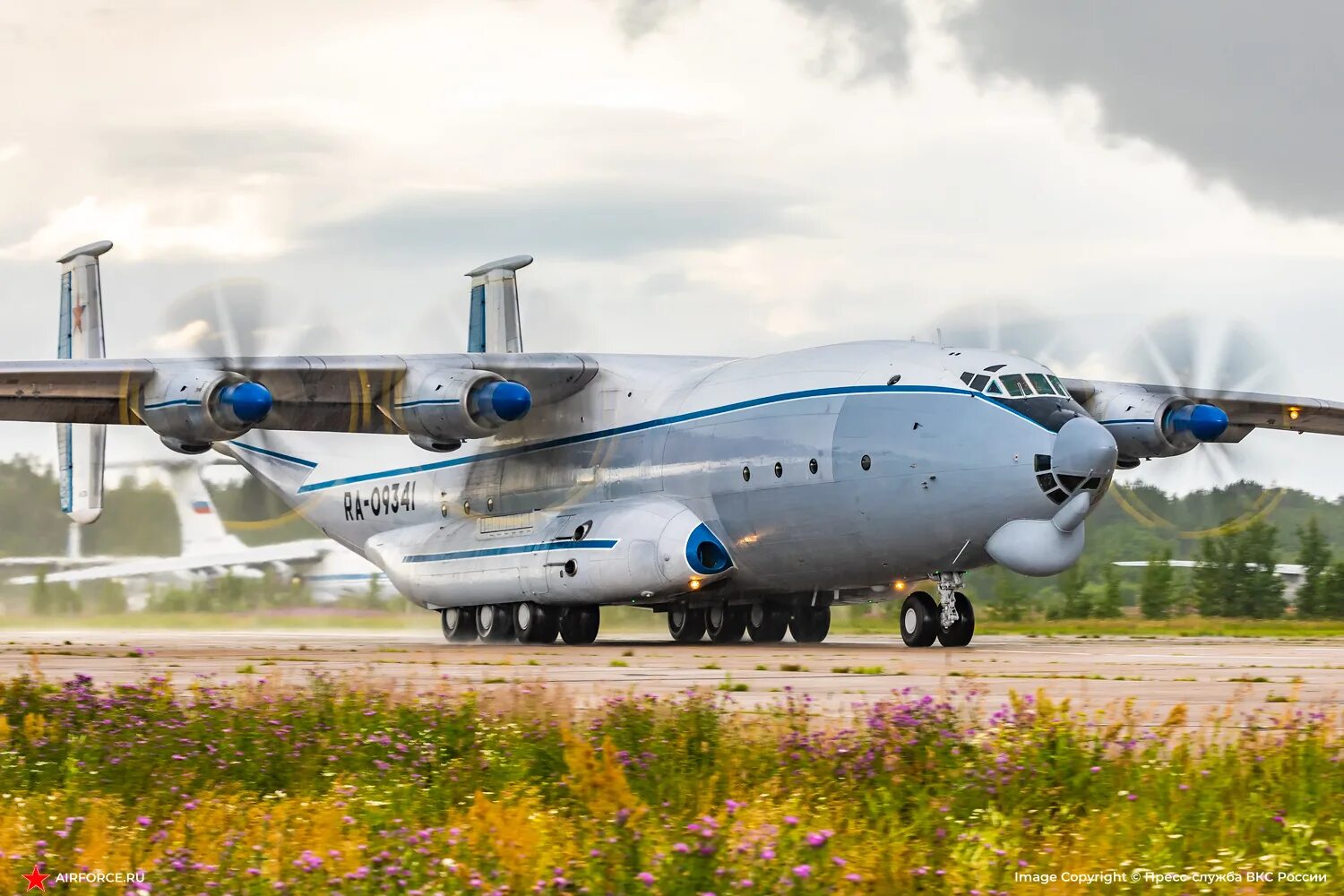 Военно транспортная авиация рф. Транспортный самолет АН 22 Антей. Тяжёлый военно-транспортный самолёт АН-22 («Антей»). Турбовинтовой АН 22 самолет турбовинтовой. Военно-транспортный самолëт АН-22 Антей.