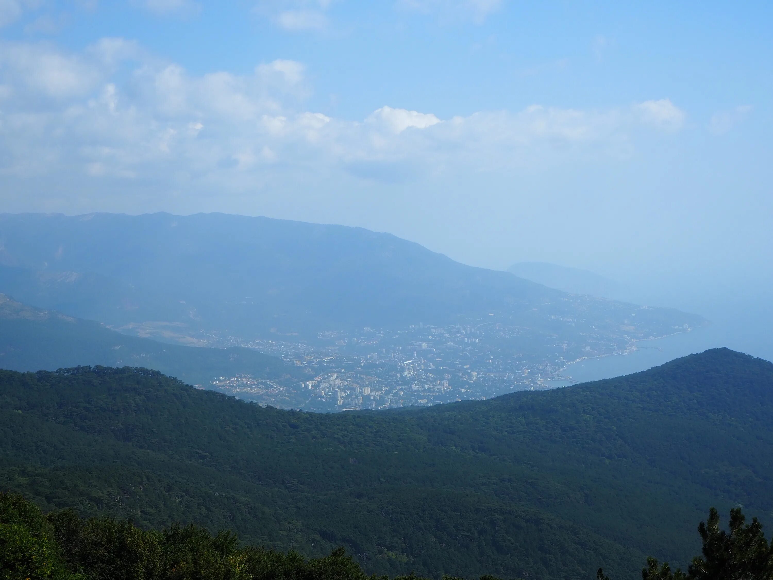 В дали видны горы. Вид на Аю Даг с ай Петри. Крымские горы вдали. Базы отдыха в горах Крыма.