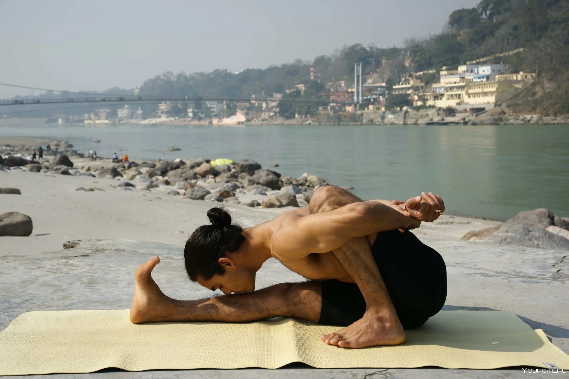 Тело йогов. Дхьяна йога Аштанга йога. Йоги мужчины. Мужчина занимается йогой. Мужчина йог.