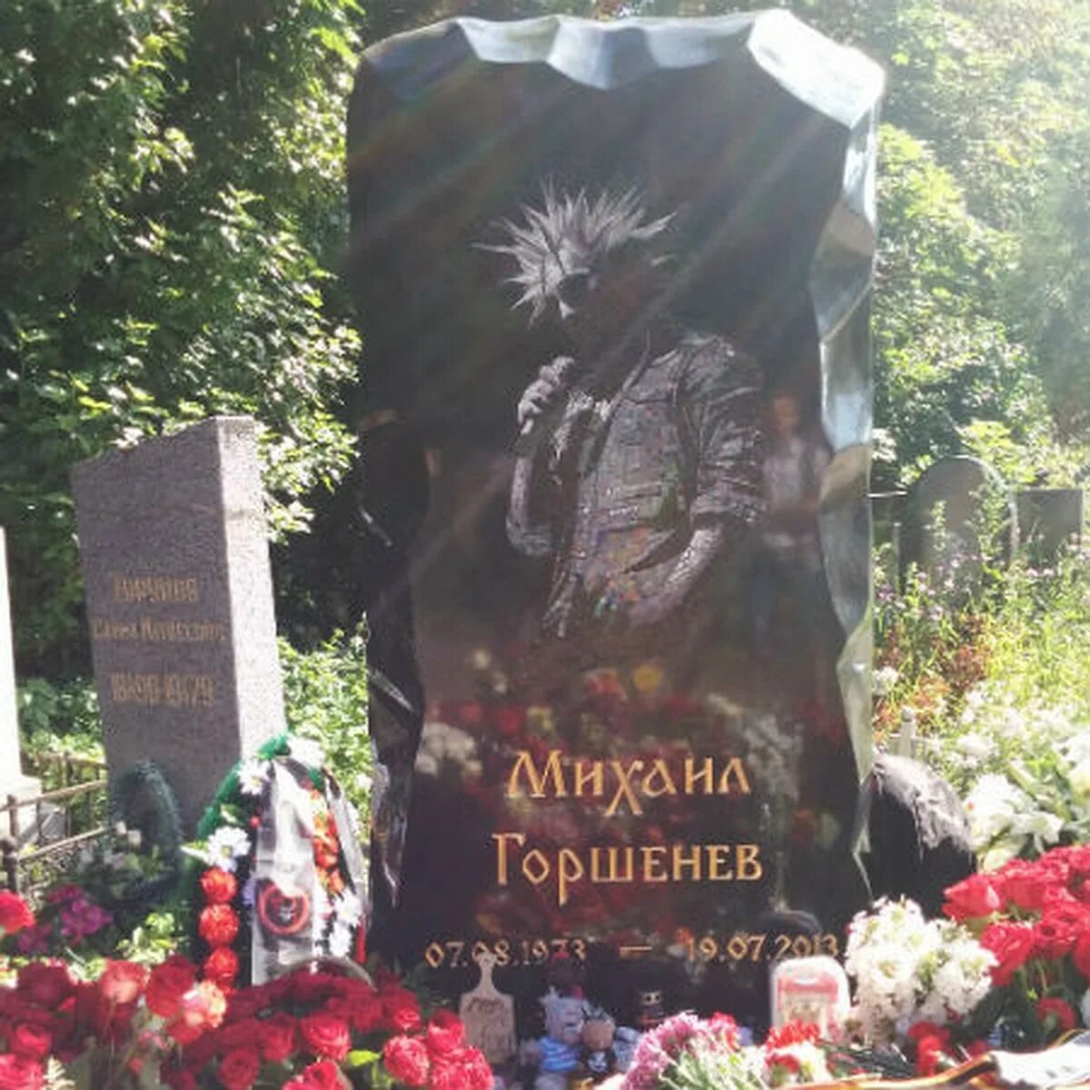 Могила Михаила Горшенева на Богословском кладбище. Памятник горшенева