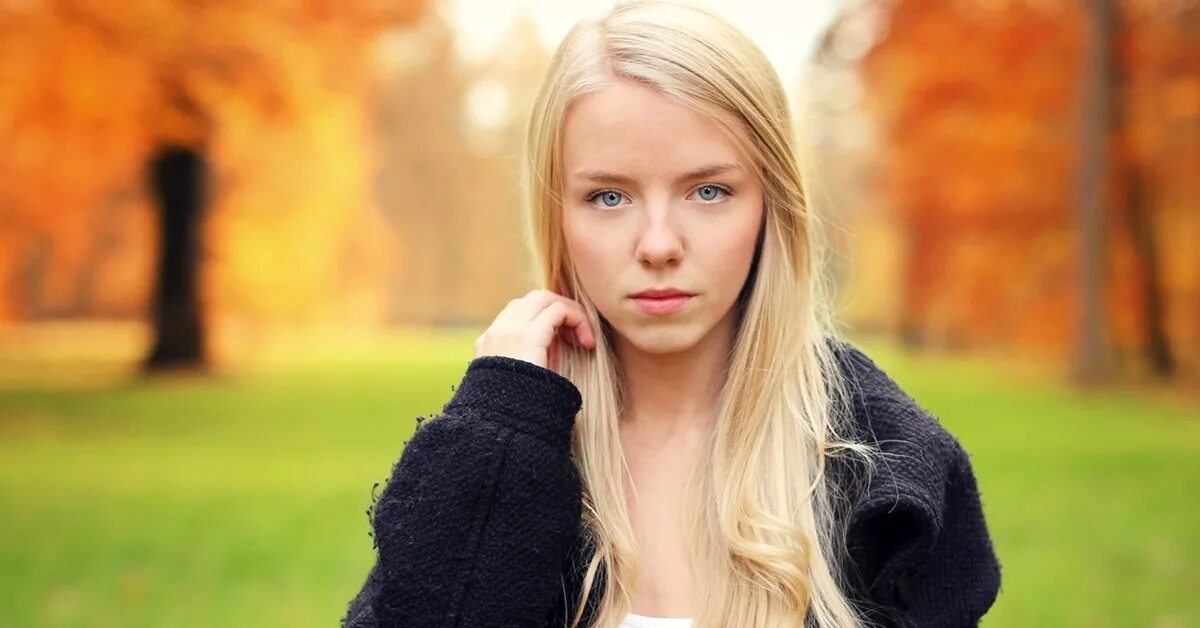 Записи хорошего качества. Бумага для записей. Человек записывает в блокнот. Девочка блондинка. Блондинка подросток.