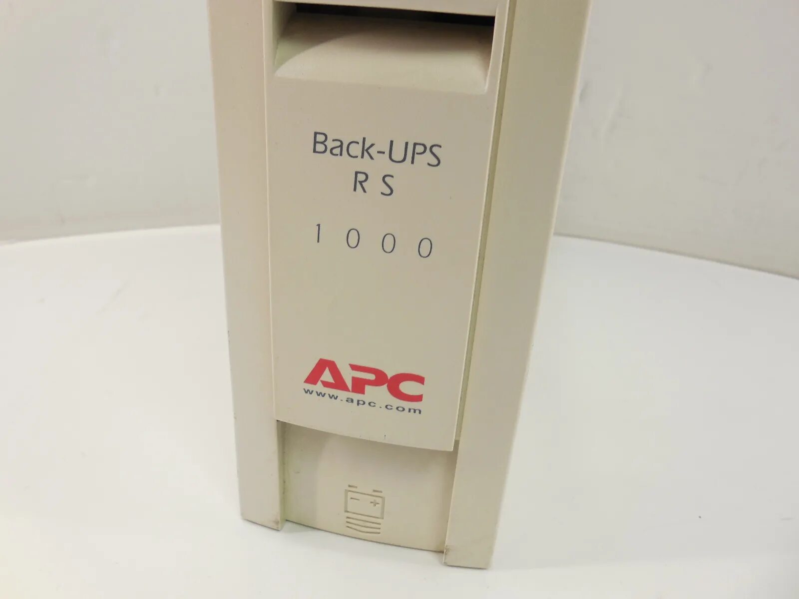 Apc ups 1000 аккумулятор. ИБП APC back-ups RS 1000. Back-ups RS 1000 аккумулятор. APC back-ups RS 1000 br1000i. APC back-ups RS 1000 батареи.