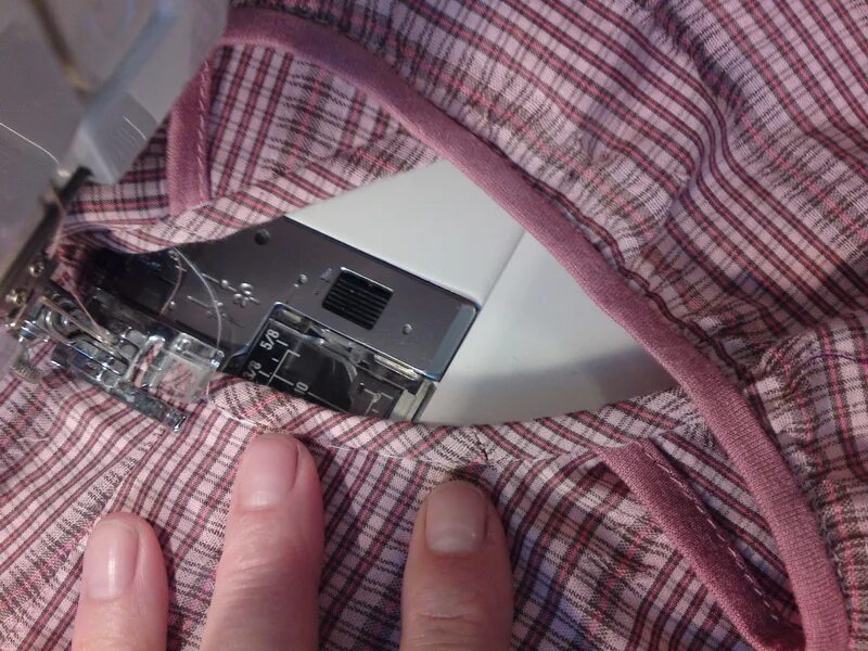 обработка круглой горловины. воротник на вязальной машине. горловина бейка двойной рулик. обработка горловины руликом мастер класс. обработка платья косой бейкой.