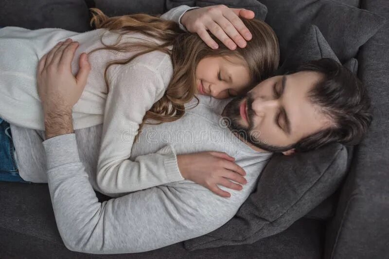 Father sleep daughter. Папа с дочкой спят в обнимку. Ласки отца и дочери. Папа и дочка спят на диване.