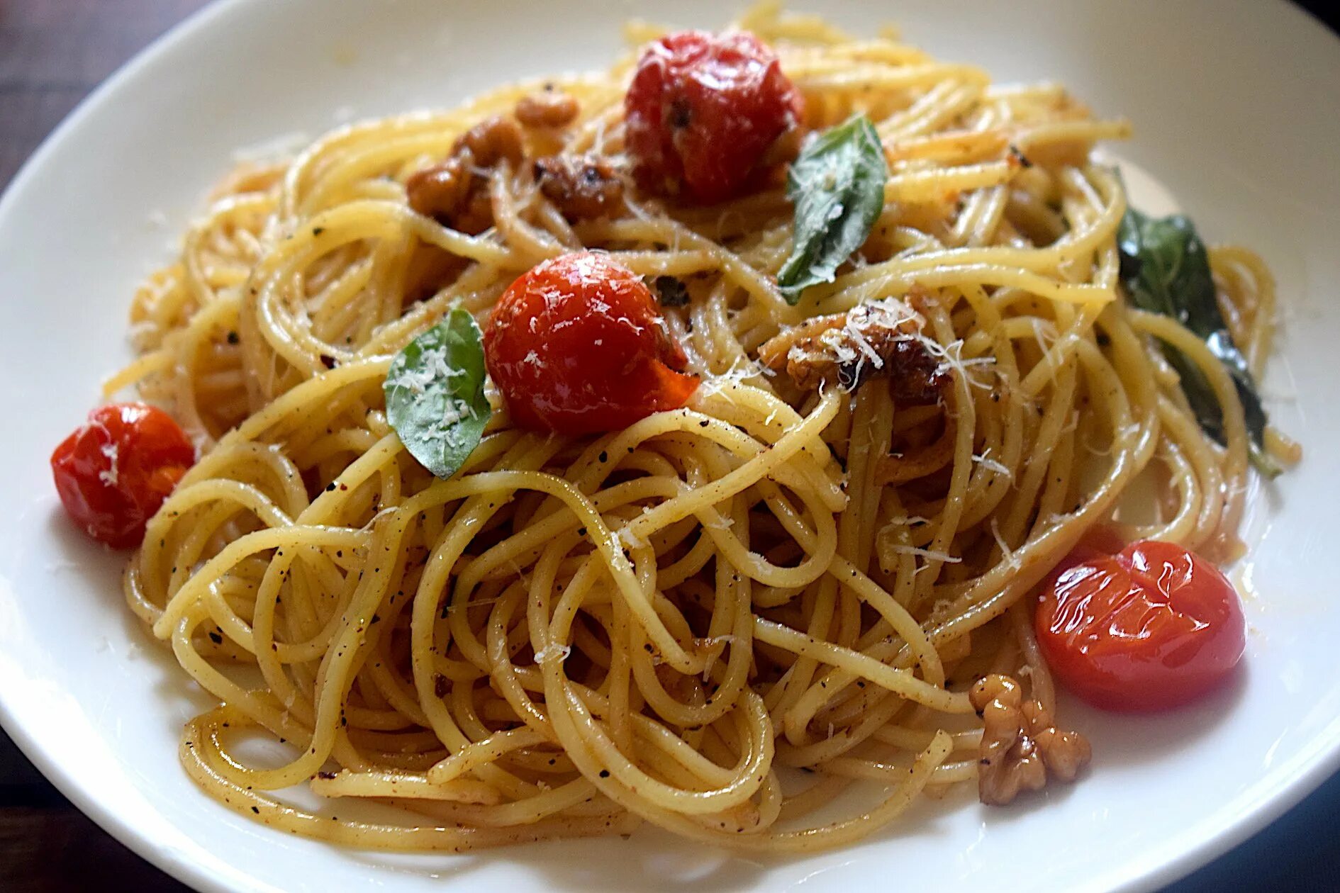 Спагетти aglio e olio. Спагетти Аль карточчо. Феллини макароны спагеттони. Гнезда из макарон с томатной