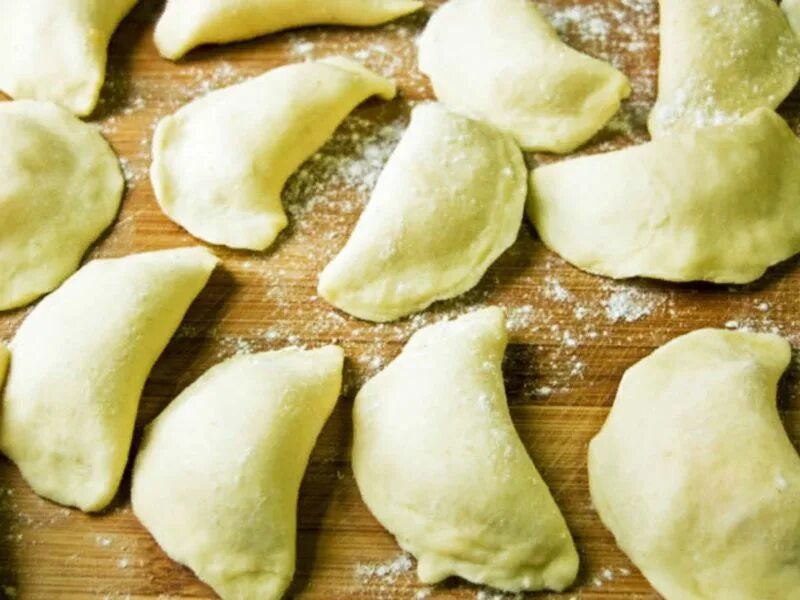 вареники ручной лепки. вареники ручной лепки. пельмени курзе. вареники с сыром. вареники сырые.