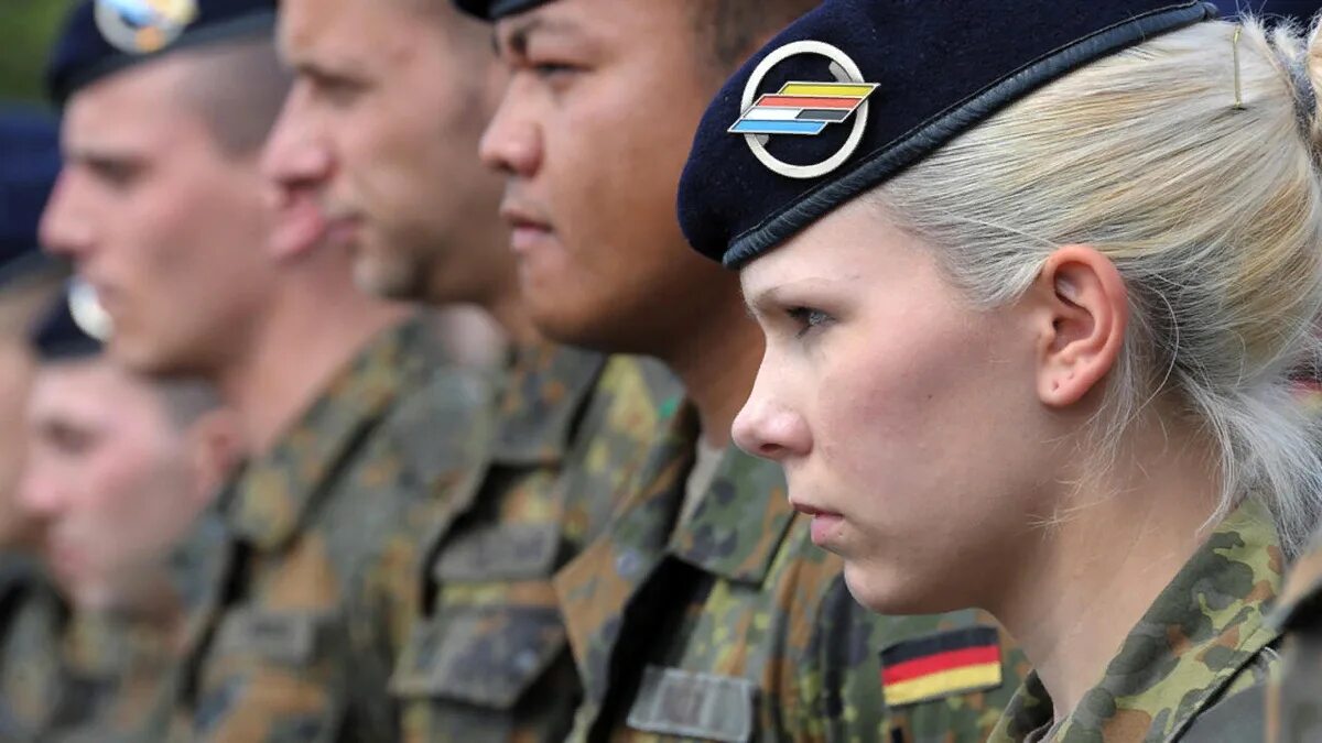 Служить в нато. Армия Бундесвера ФРГ. Женщины в бундесвере. Бундесвер девушки. Немецкая Военная форма современная.