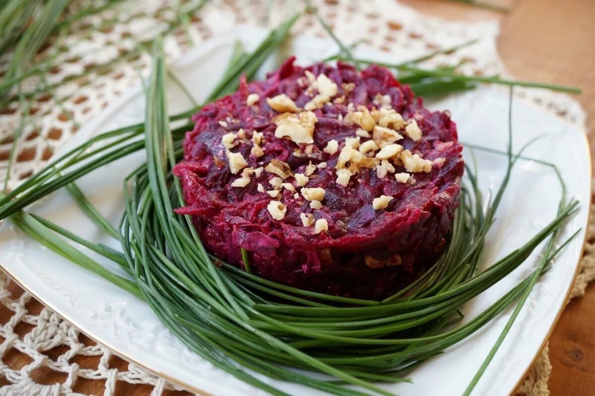 Свёкла с черносливом и грецкими орехами. Салат со свёклой и грецкими орехами. Салат из свёклы с черносливом и грецким орехом. Салат свекла чернослив грецкий орех чеснок. Салат из с велы с черносливом и орехами.