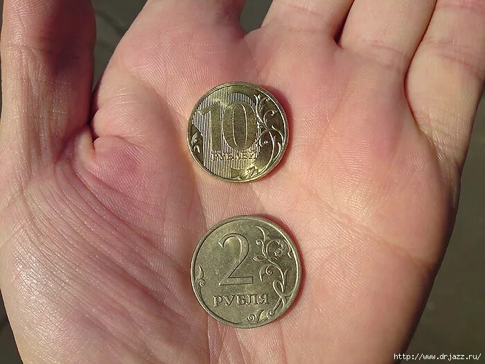 5 рублей в руке. Рука с монетой. Монетка на ладони. Десять рублей в руке. 10 Рублей в руке.