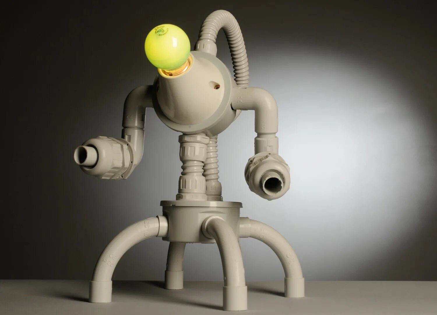 робот из подручных материалов. Handy. робот из коробки. робот из бросового материала. поделка робот.