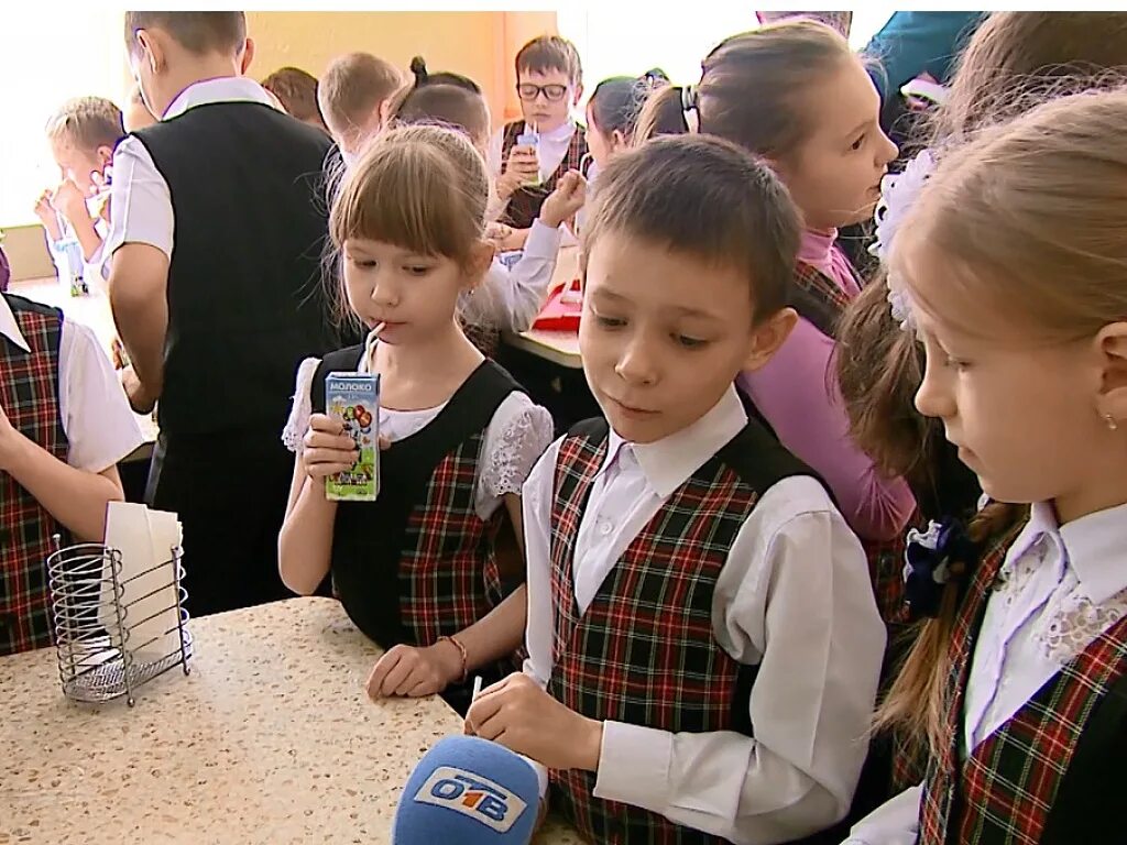 Дети в школу челябинск. Молоко в школе. Молоко для школьников в школе. Школьник молоко. Молоко в школе бесплатно Челябинск.