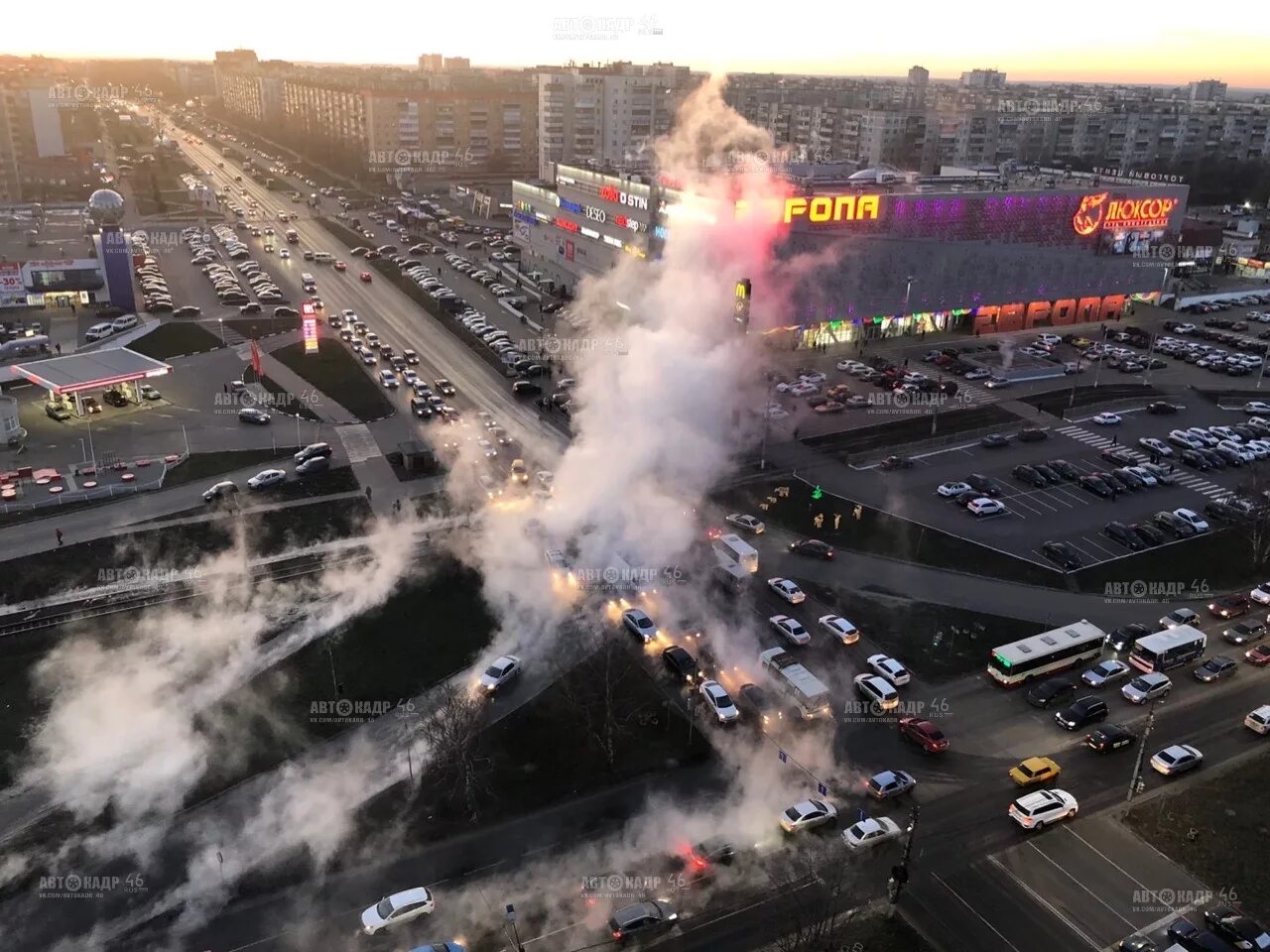 3 октября курск. Аварии на теплотрассе в Курске сейчас. Авария на теплотрассе в Курске. Авария порыв теплосети. Авария на теплотрассе Студенческая Курск.