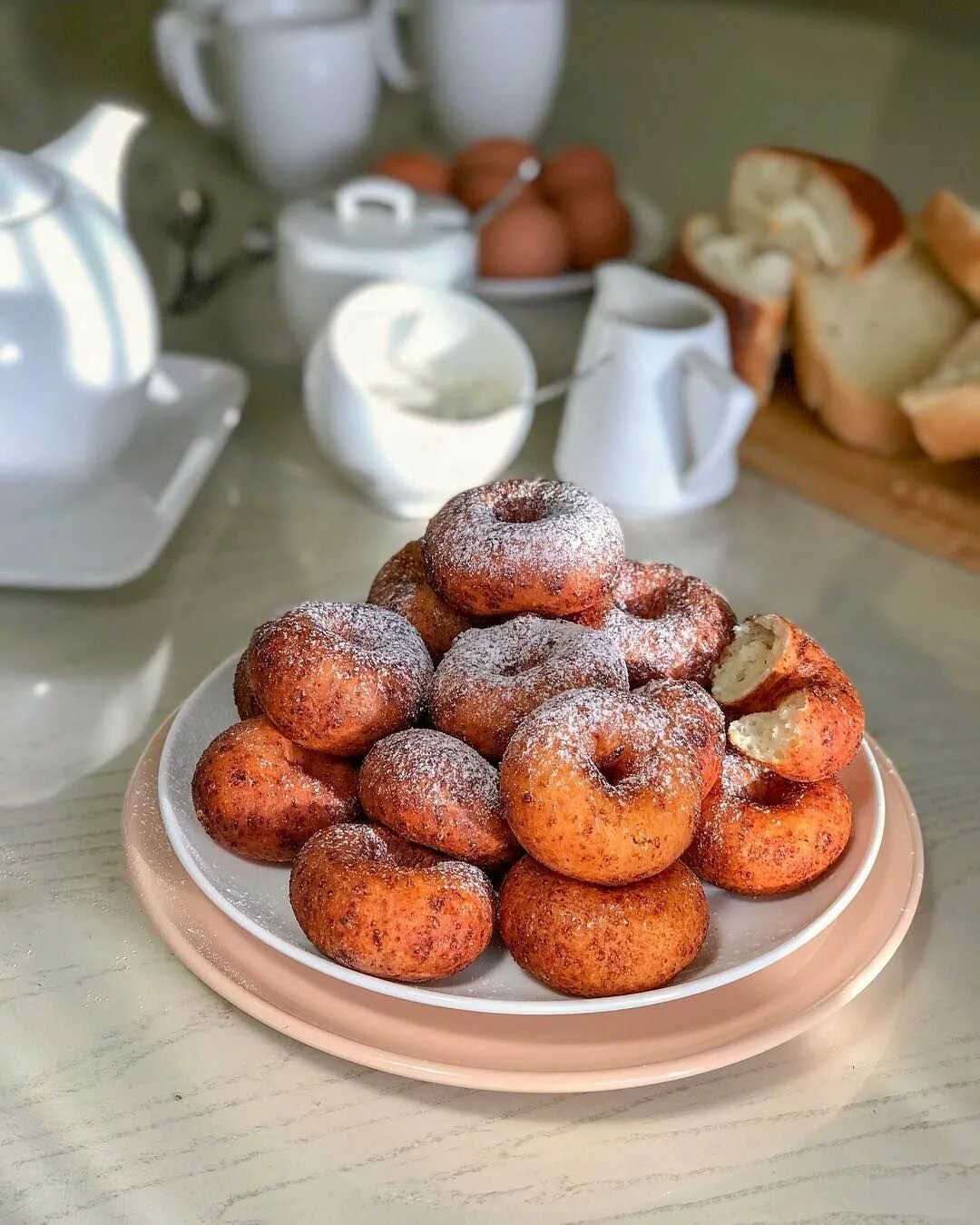 Пончики за 10 минут. Пончики. Творожные пончики. Вкусные пончики. Пончики круглые.