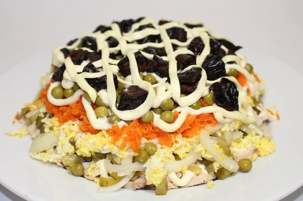 Салаты с курицей пошагово с фото. Салат Прага с курицей и черносливом. Салат Прага с черносливом. Салат Пражский. Салат Прага классический с черносливом.
