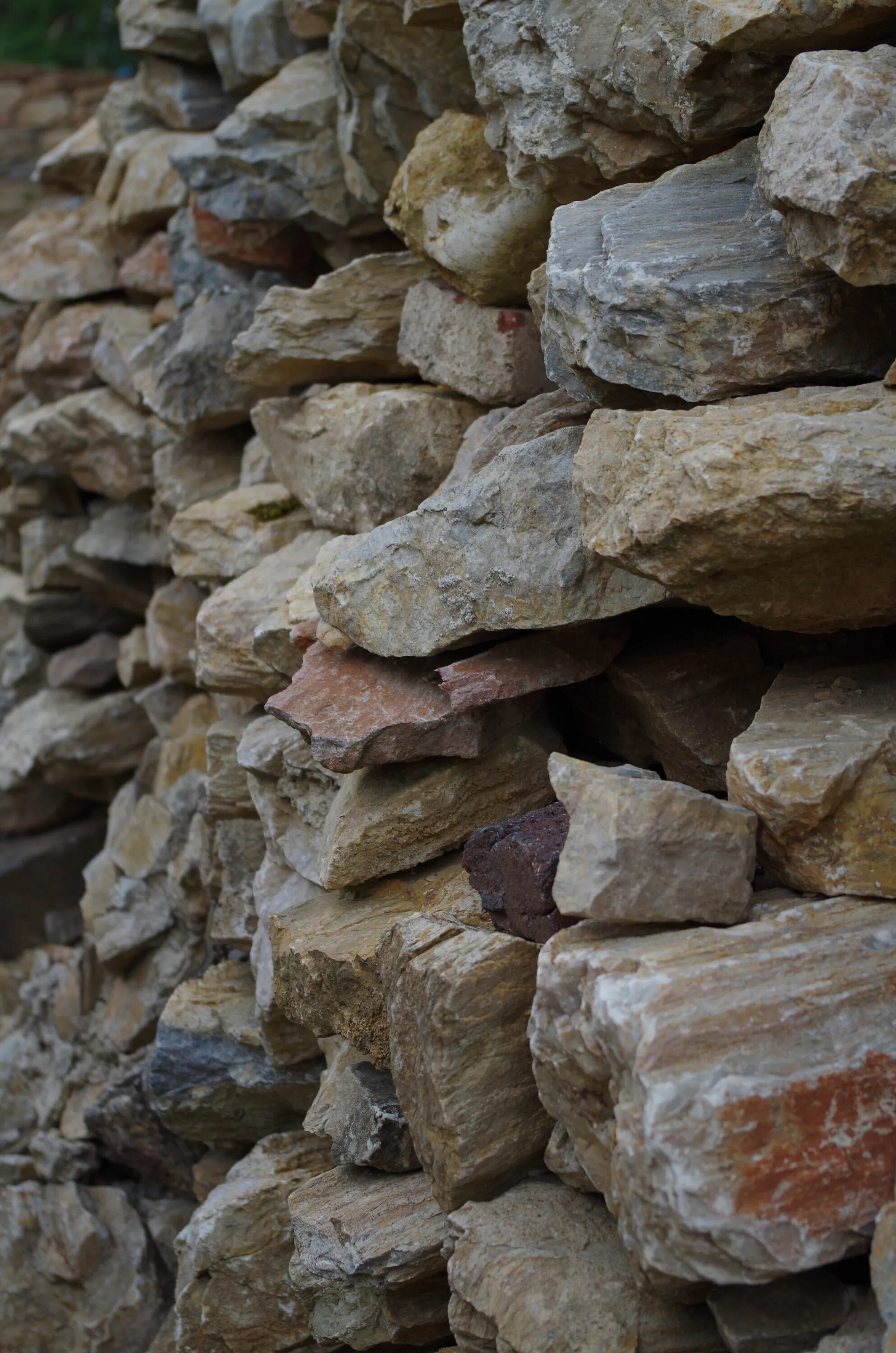 Какая порода камня. Искусственные каменные материалы. Горные камни. Природные каменные материалы. Камни стеновые из горных пород.