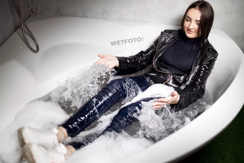 Купание в одежде wetlook. Wetfoto. wetlook в шубе. ветлук в шубе. wetfoto слив.