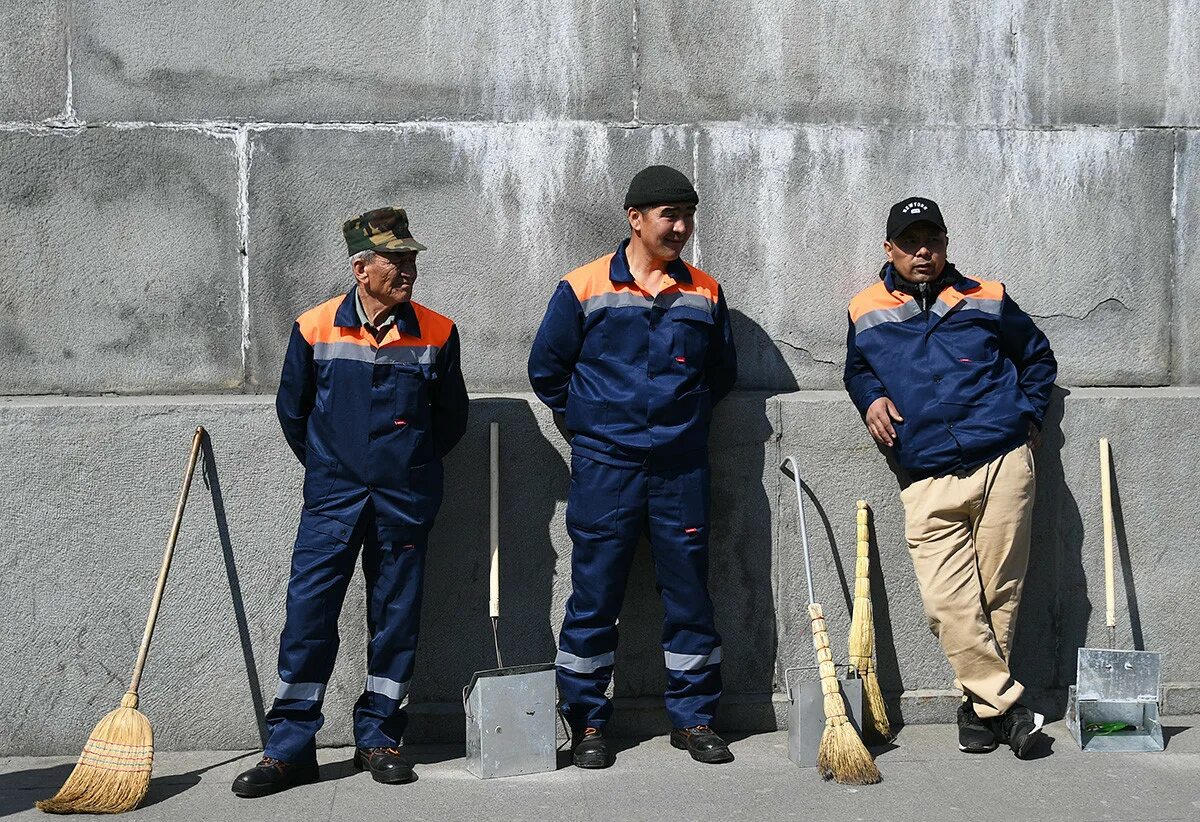 Таджикский рабочий. Трудовые мигранты. Мигранты строители. Работники на стройке. Мигранты на стройке.