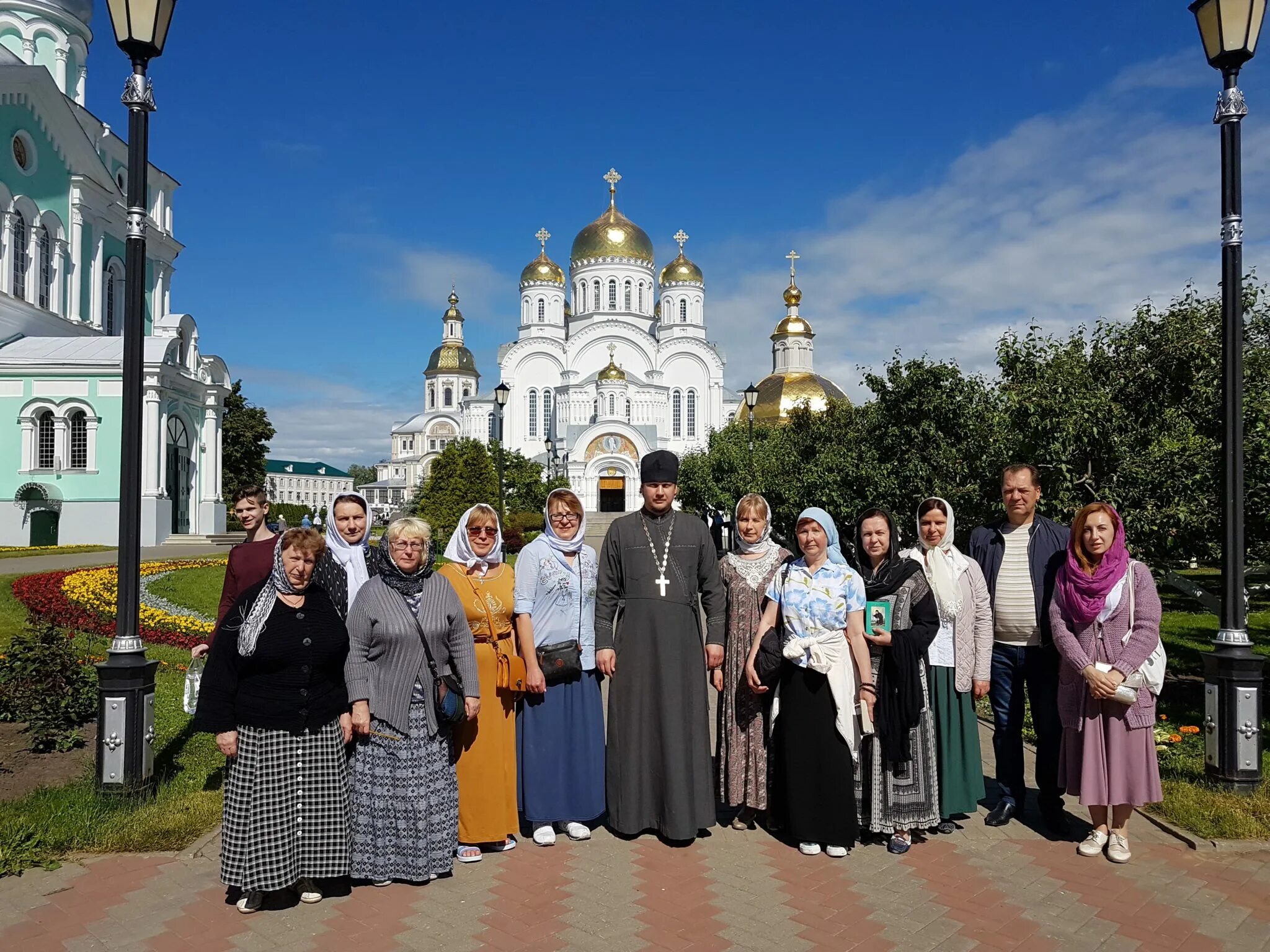 Дивеево монастырь паломники. Храм Дивеевских святых в Москве на Дивеевском подворье. Дивеево монастырь настоятель. Паломничество в дивеево