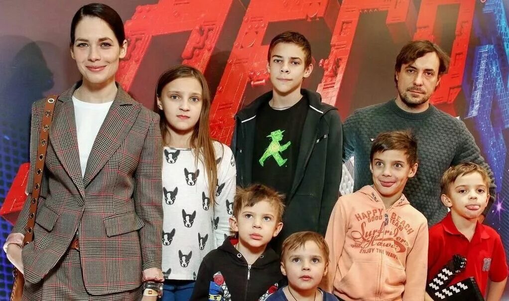 Цыганов и леонова с детьми. Фото детей цыганова. Цыганов семья 7 детей. Ирина леонова актриса. Евгений цыганов дети.